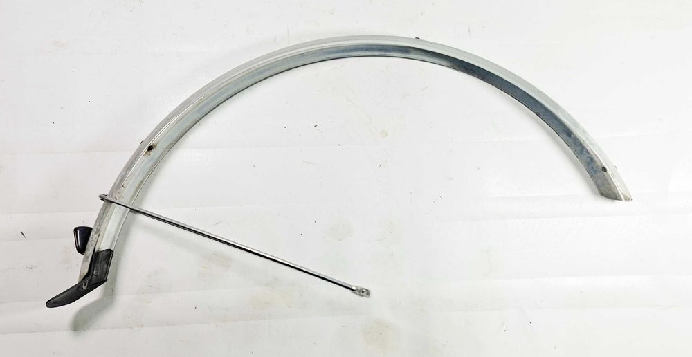Błotnik tylny pod koło 28 cali 54mm plastikowy z chlapaczem pod dynamo