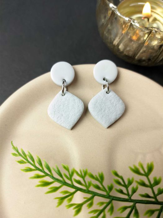 Minimalistyczne kolczyki robione ręcznie