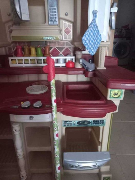 Cozinha de brincar de criança com acessórios