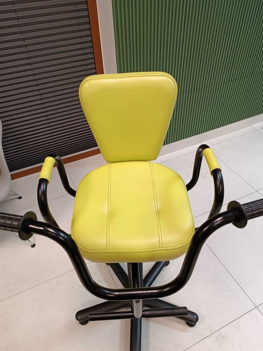 Fotel fryzjerski dziecięcy