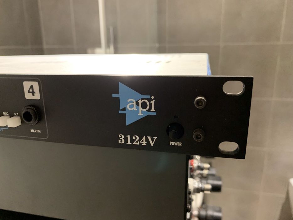 API 3124V — Pré-amplificador de Microfone de Referência, 4 Canais
