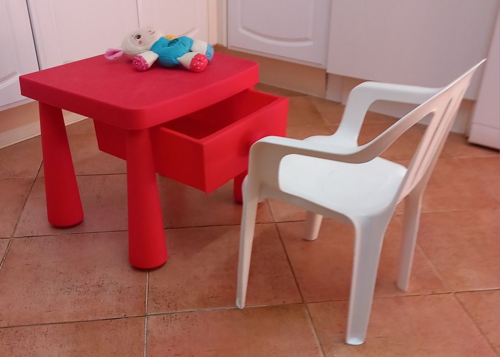 MESA DE CRIANÇA COM CADEIRA.BONECO OFERTA.Casa,Sala,Infantário,Quarto.