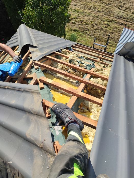 Ocieplanie celulozą i naprawa uszkodzonych izolacji dachu Tarnów