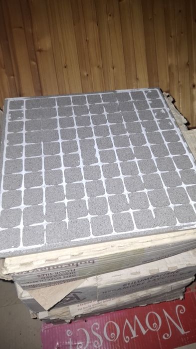 3m szarych płytek gresowych 30x30,25zł za metr