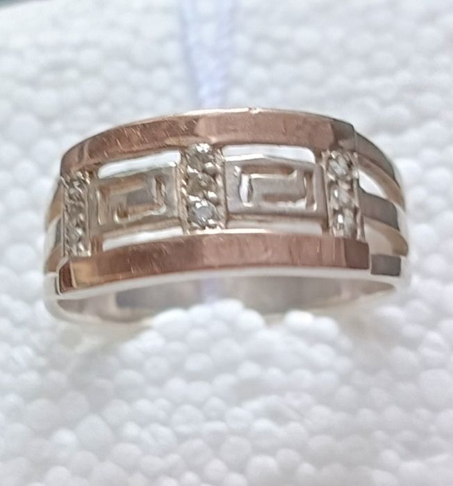 Серебряные украшения : серёжки,  кольцо.