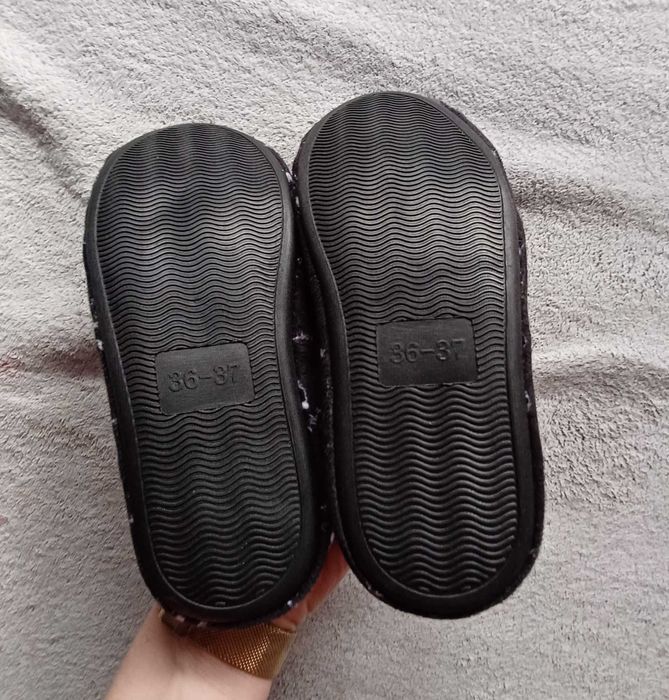 Kapcie miekkie czarno czerwone czaszki 36/37