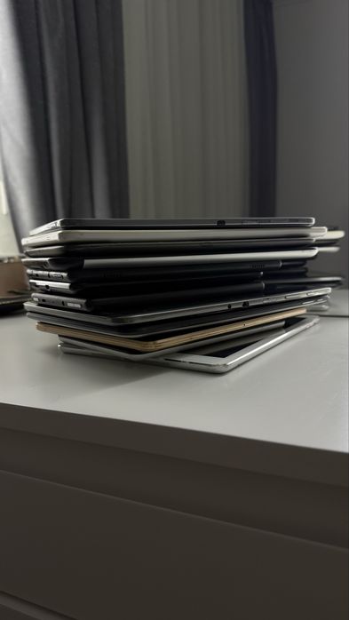 Планшети продаються одним лотом