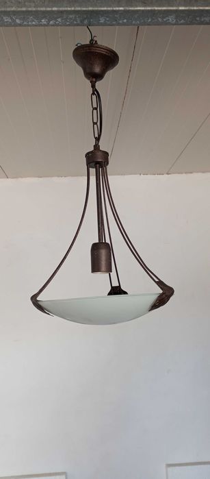 Candeeiros de teto em bom estado.