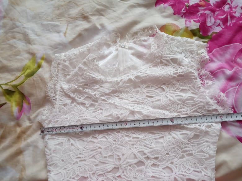 Sukienka biała gruba koronka