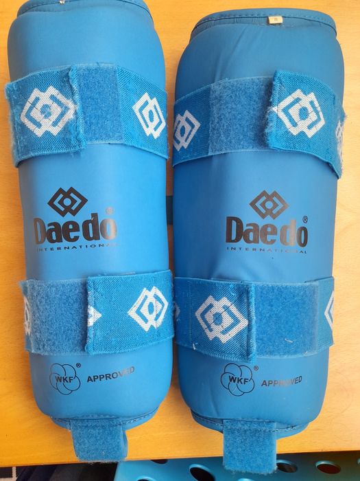 Caneleiras DaeDo para karaté