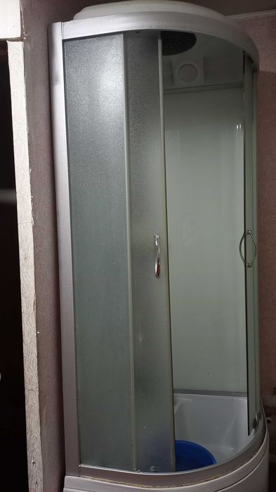 Душова кабінка закритого типу