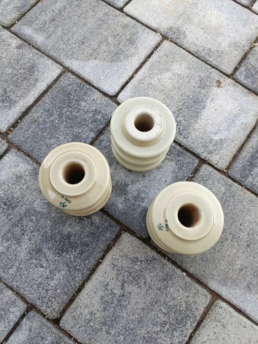 Izolator szpulowy i mocowania do nich