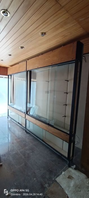 Estante/Vitrine de Exposição com Portas de Vidro de Correr e Iluminação