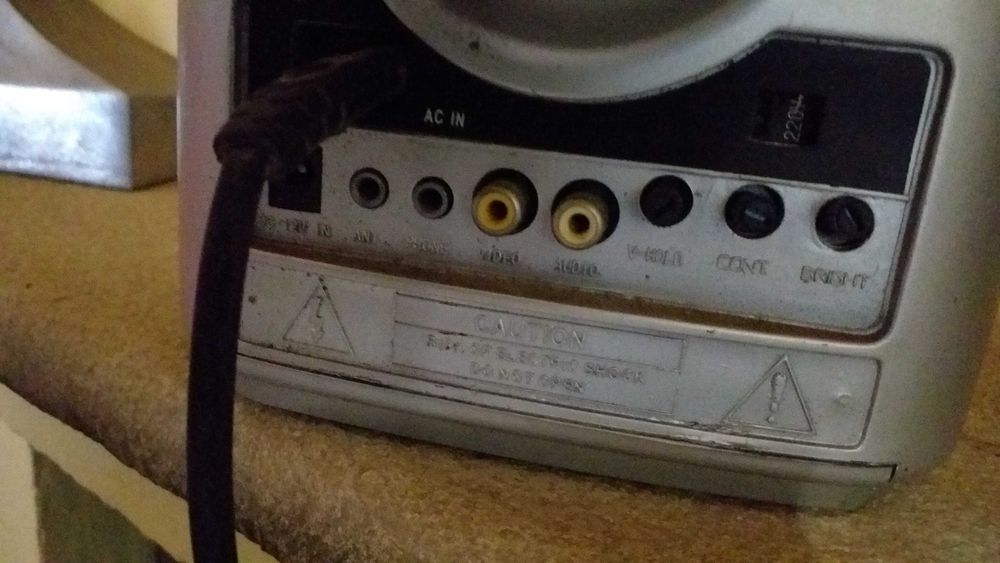 Mini televisão antiga com rádio