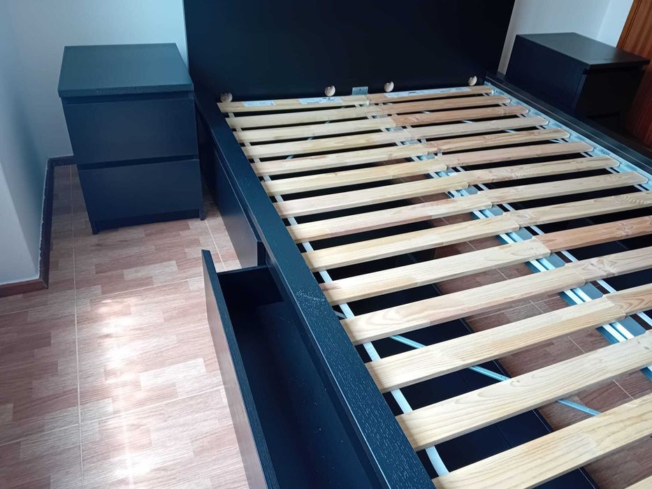 Conjunto Cama Casal IKEA MALM (140x200) c/ 4 Gavetões + 2 Mesas Cabeceira 180€