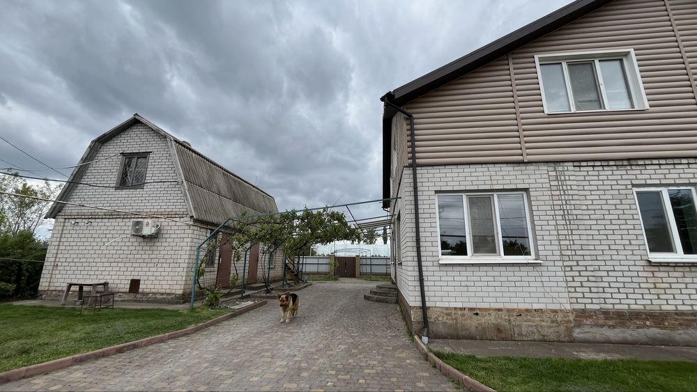 Будинок із земельною ділянкою