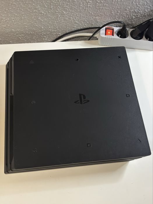 PlayStation 4 Pro 1TB z padem + gra gratis