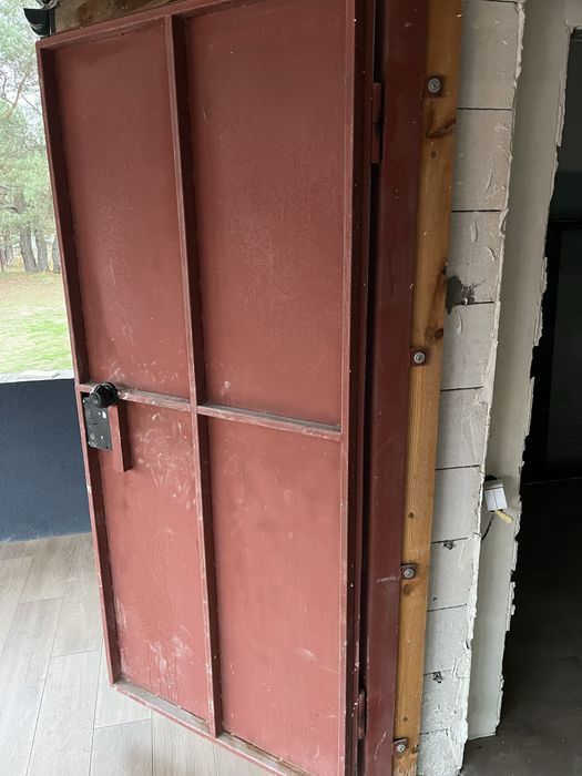 Металеві двері 2 м на 1 м.