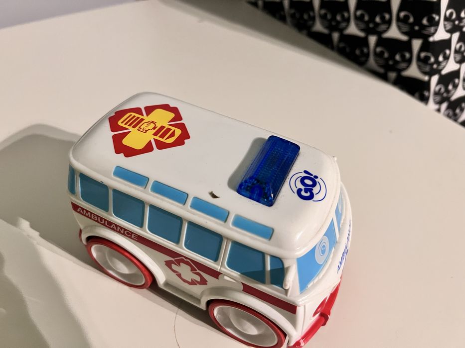 Zabawka karetka ambulans. Dźwięki, napęd