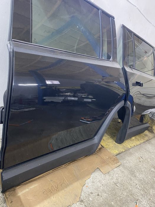 Двері , дверка Rivian