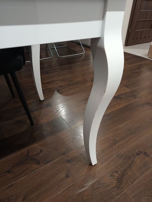 Stol lakierowany bialy