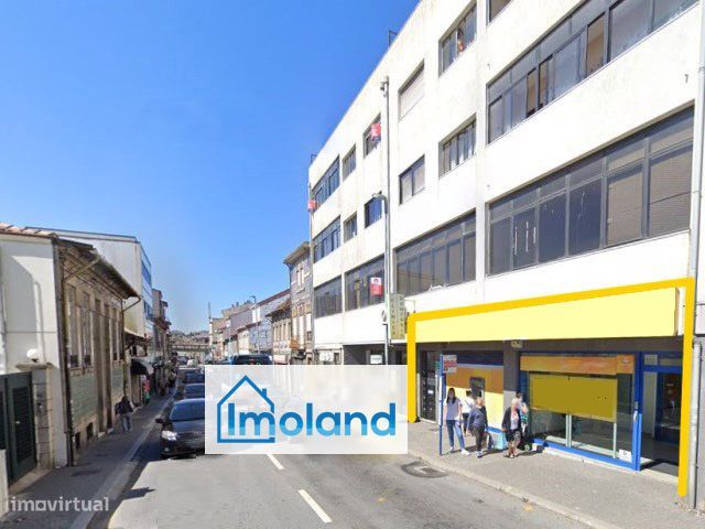 Loja / C/Excelente Montra / Ao Hospital de S. João - Porto