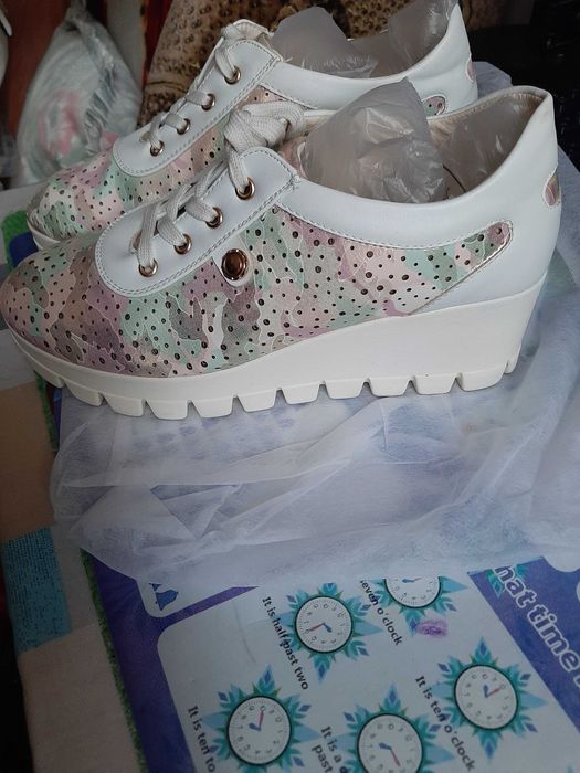 Женская осенняя и летняя обувь