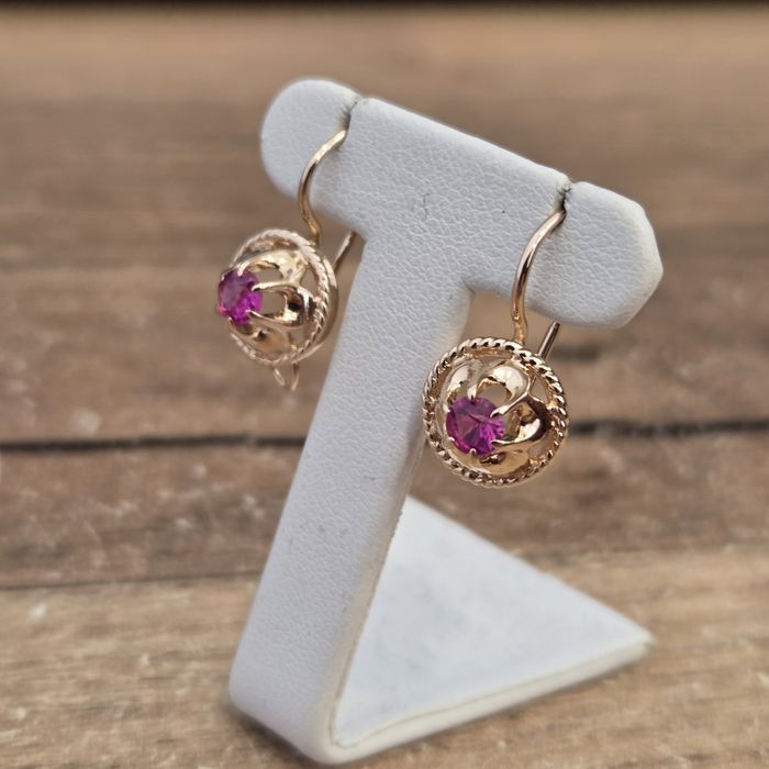 Złote retro  kolczyk 583 i z rubinowymi kamieniami