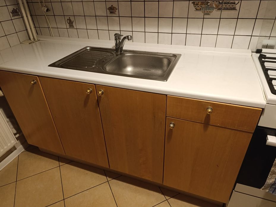 Meble kuchenne IKEA, fronty w kolorze drewna, blat biały