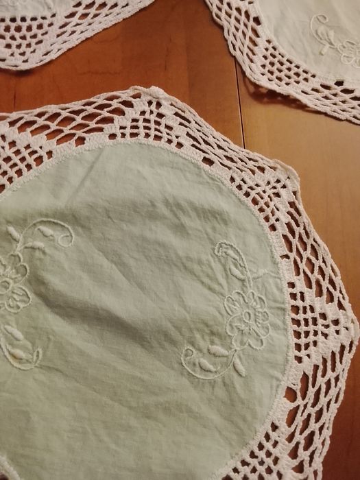 Conjunto de três naperons em renda e tecido verde bordado