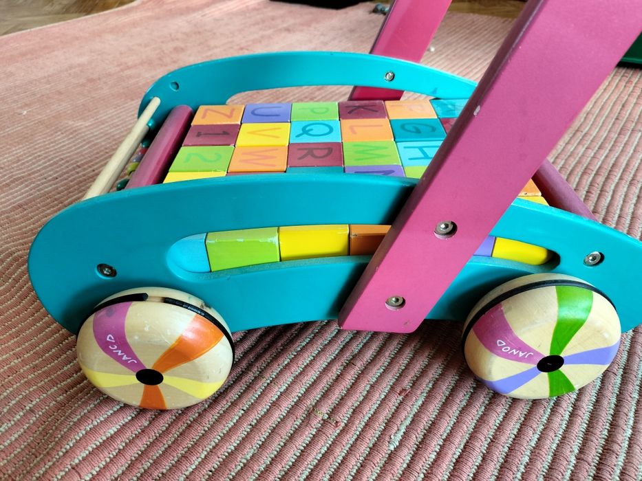 Carrinho de madeira com cubos