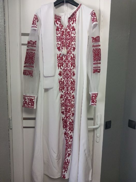 Вишита сукня з шлейфом