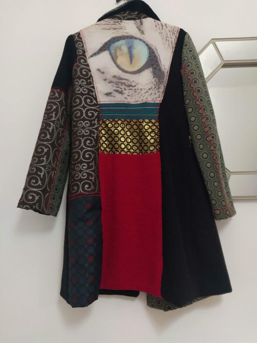 Casaco comprido desigual.