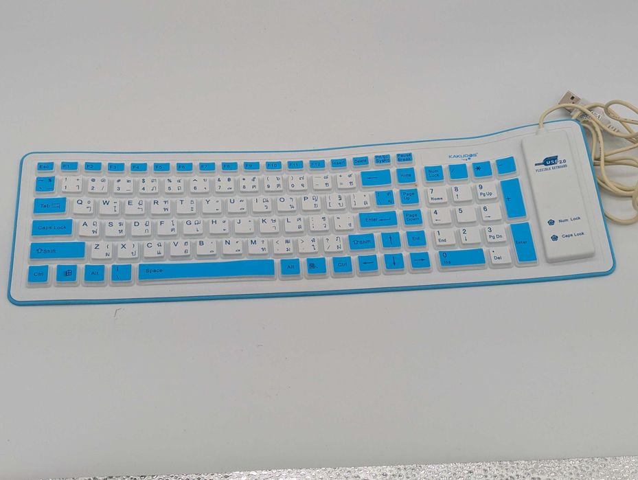 Teclados de computador (conjunto de 6), sendo dois deles flexíveis, e um BT.