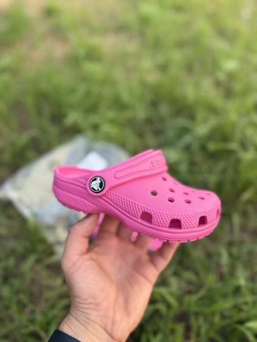 Дитячі крокси для дівчинки Crocs Classic Clog рожеві кроксы на девочку