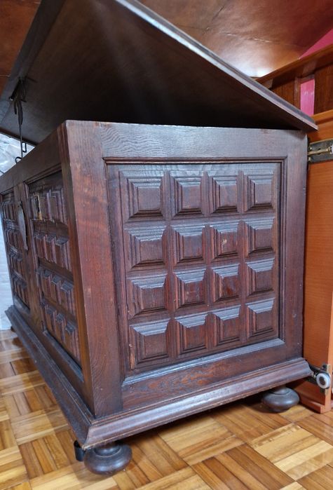 Arca de madeira castanha