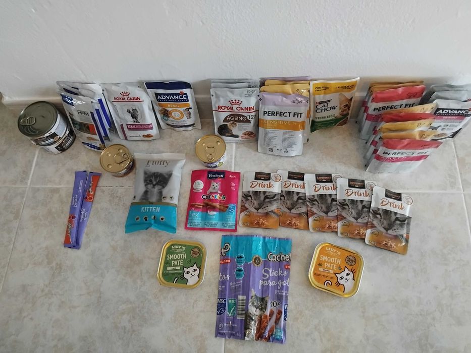 Comida para gato (+30 latas e saquetas)