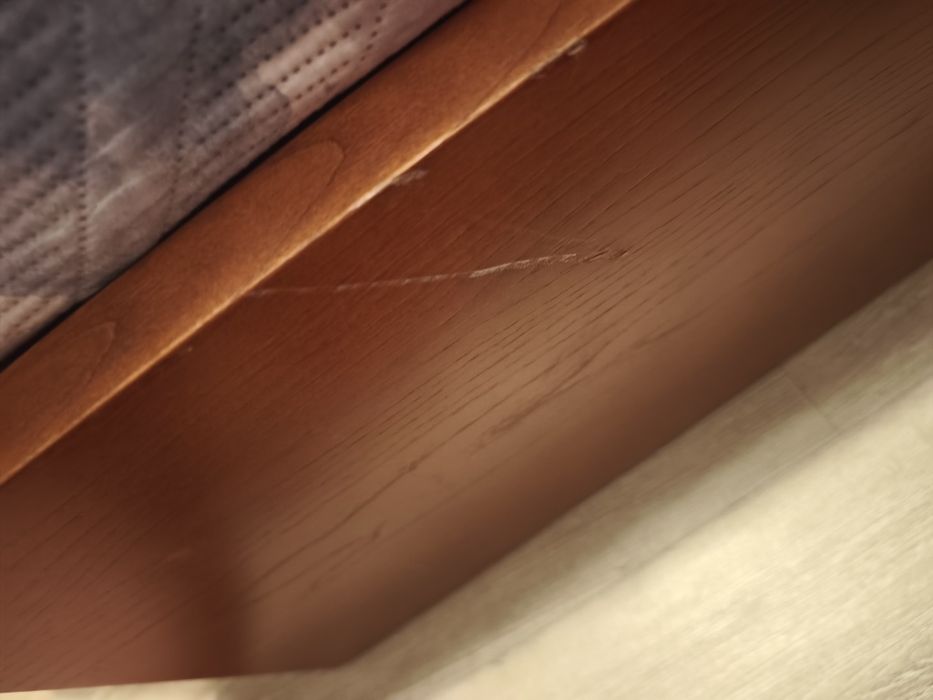 Cama de boa qualidade com algumas marcas