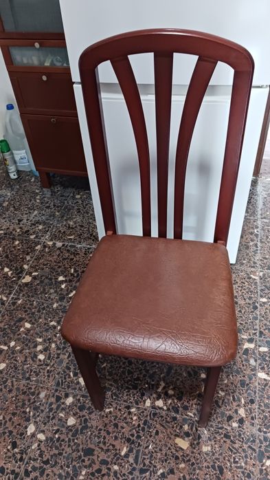 Cadeiras almofadadas, 4 bom estado