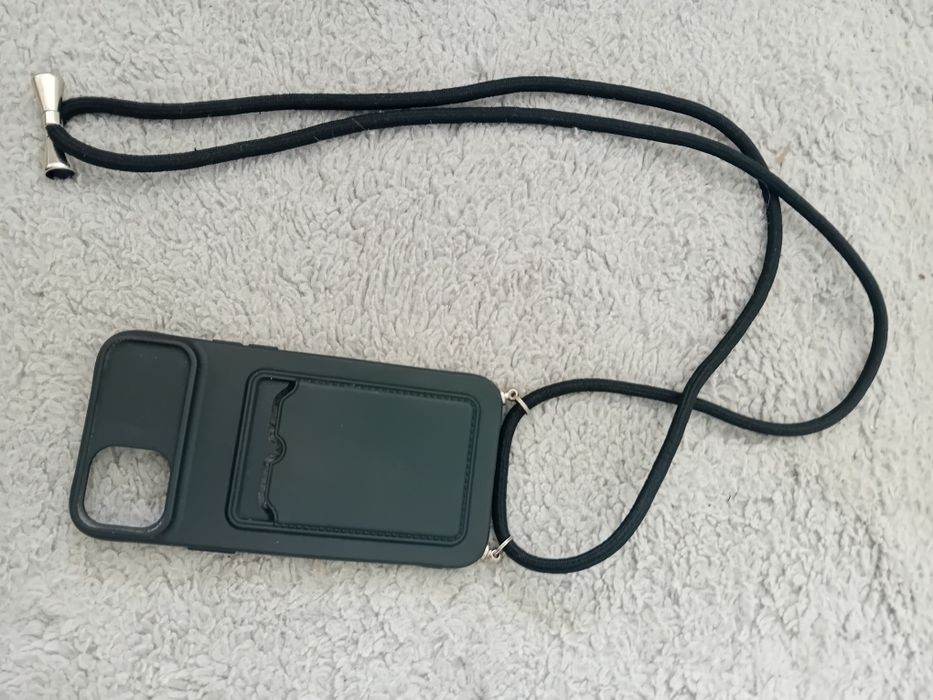 Etui czarne ma szyję Iphone 15+