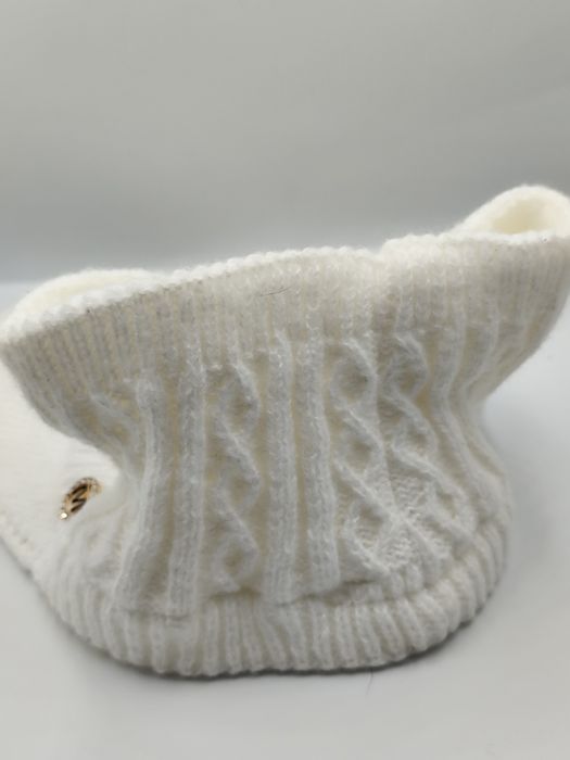 NOWA Zimowa czapka z daszkiem na kitkę biała wełniana