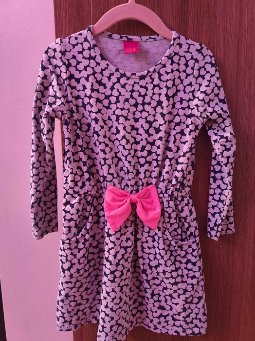 Sukienka w serduszka z różową kokardą