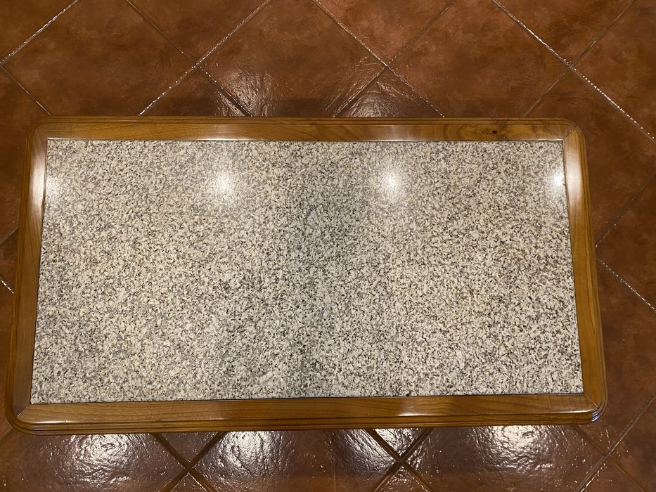 Mesa decorativa de madeira com tampa em granito+2 candeeiros