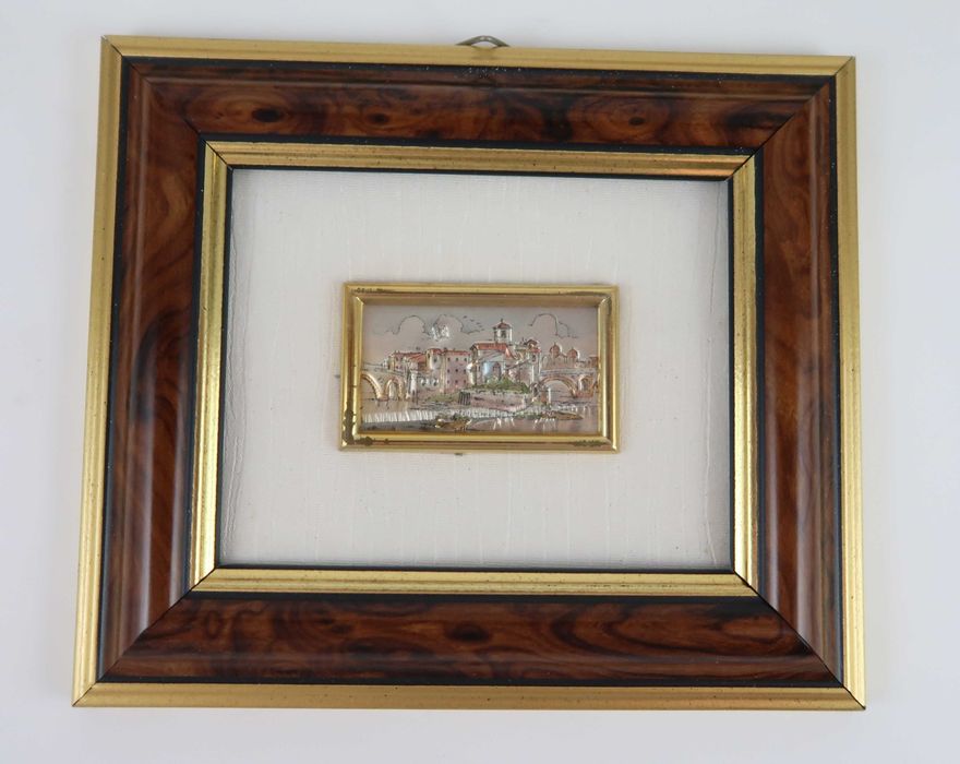 3 quadros pequenos com placas em prata