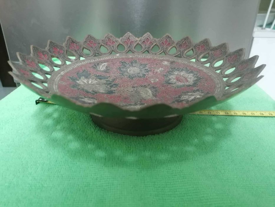 Taça de latão antigo.