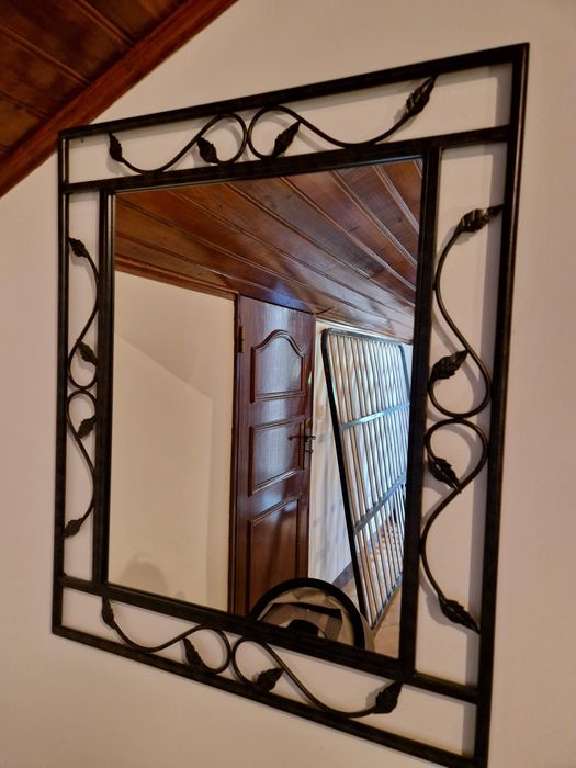 Espelho com moldura en ferro forjado