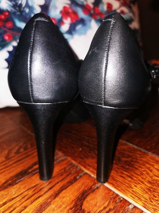 Czółenka Clarks czarne skórzane z paskiem roz 41 Stan b.dobry jak nowe