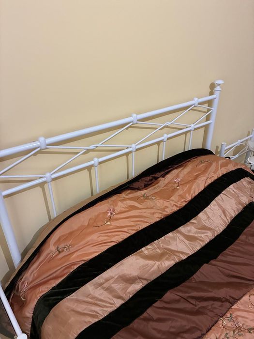 Cama com estrado e colchão