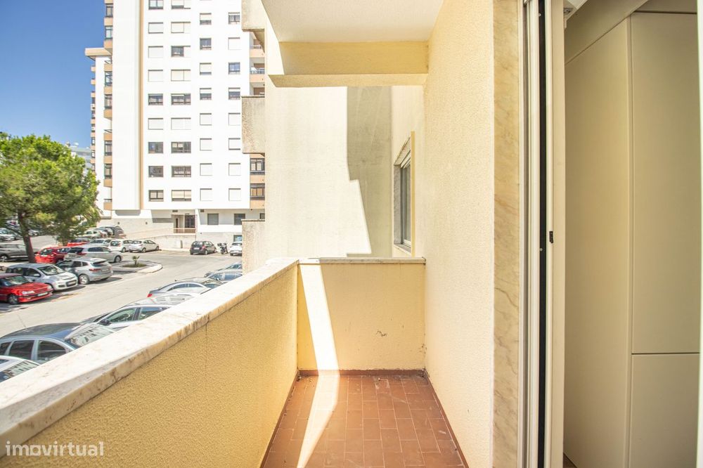 Apartamento T3+1 em Carnaxide
