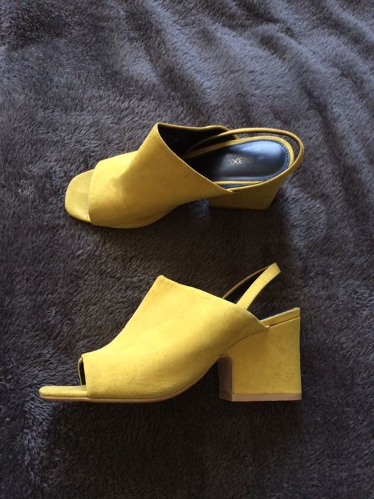 Miodowe sandały na słupku 37, tanio